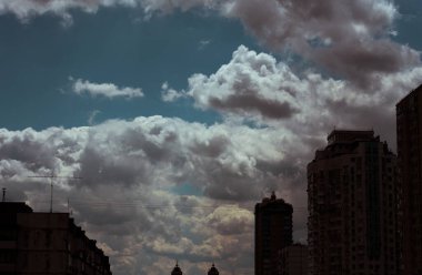 Pofuduk bulutlar kaplar yaz mavi gökyüzünü