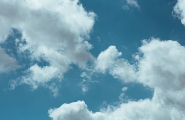 Pofuduk bulutlar kaplar yaz mavi gökyüzünü