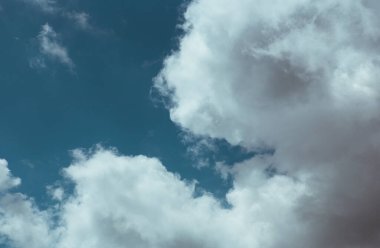 Pofuduk bulutlar kaplar yaz mavi gökyüzünü