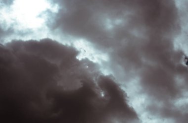 Pofuduk bulutlar kaplar yaz mavi gökyüzünü