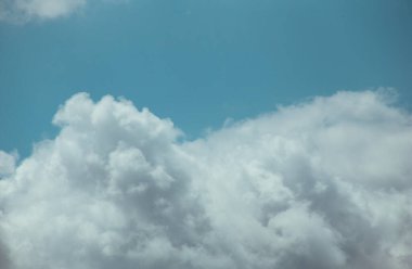 Pofuduk bulutlar kaplar yaz mavi gökyüzünü