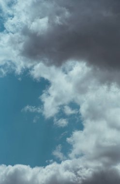 Pofuduk bulutlar kaplar yaz mavi gökyüzünü