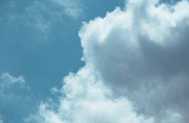 Pofuduk bulutlar kaplar yaz mavi gökyüzünü