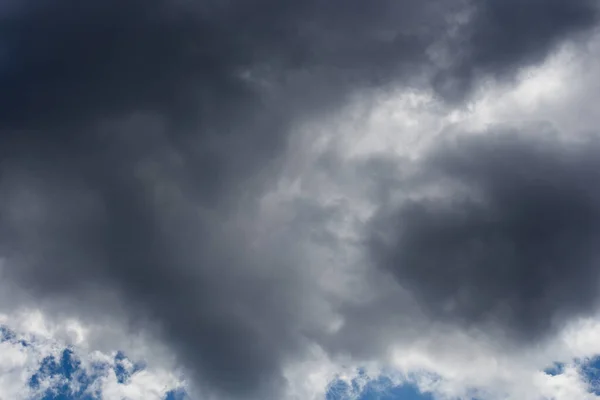 Flauschige Wolken Bedecken Den Sommerblauen Himmel — Stockfoto