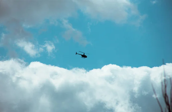 Nubes Esponjosas Cubren Cielo Azul Del Verano — Foto de Stock