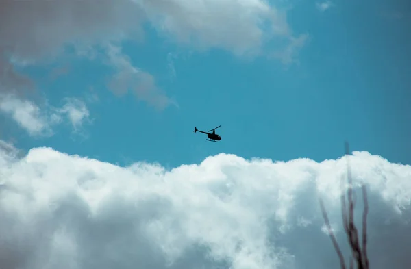 Pluizige Wolken Bedekken Zomer Blauwe Lucht — Stockfoto