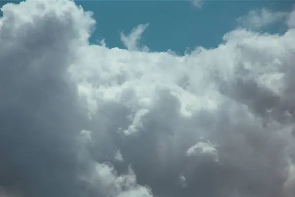 Puszyste Chmury Pokrywają Letnie Błękitne Niebo — Zdjęcie stockowe