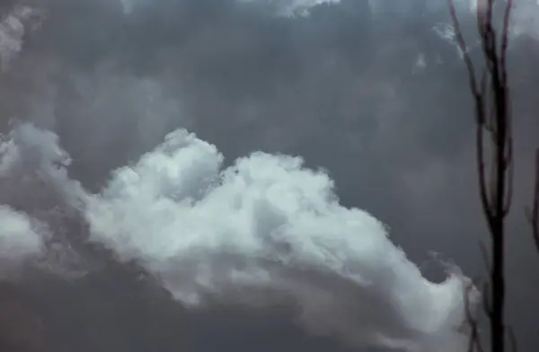 Pofuduk Bulutlar Kaplar Yaz Mavi Gökyüzünü — Stok fotoğraf