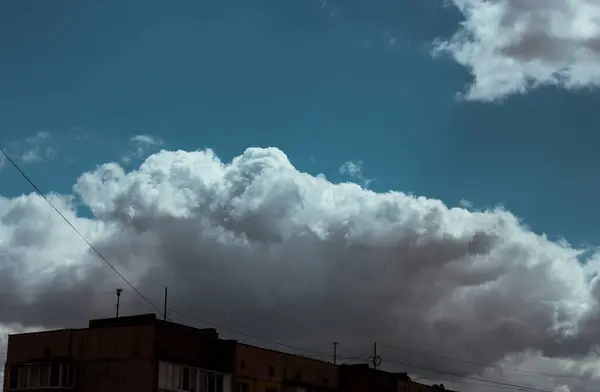 Puszyste Chmury Pokrywają Letnie Błękitne Niebo — Zdjęcie stockowe
