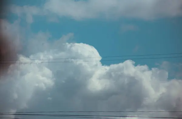 夏の青空を覆うふわふわの雲 — ストック写真