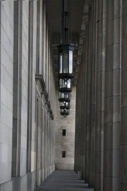 Roma ve Yunan sütunları olan klasik mimari binalar.