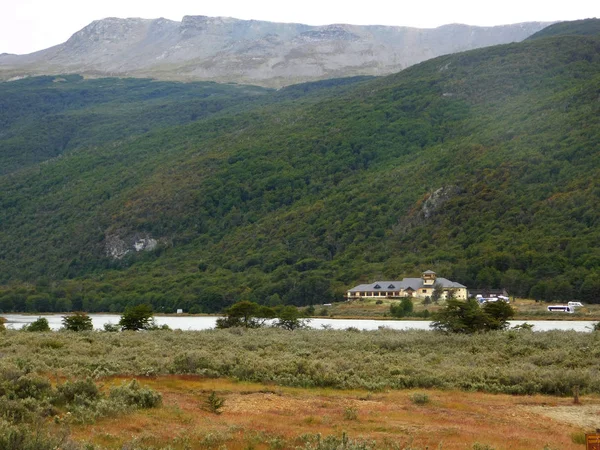 Dağlar ve göllerle çevrili tek güzel ev.