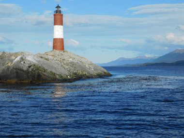 Mavi denizde bir deniz feneri ve Patagonya 'da güzel bir gökyüzü Arjantin