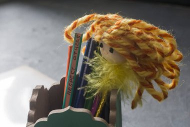 Renkli kalemli çocuklar için eğitici mesajlar