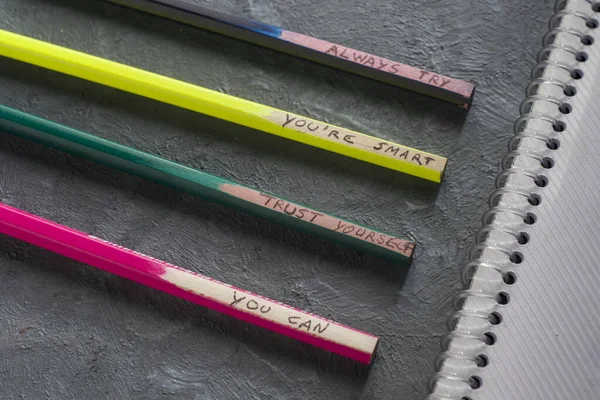Niektóre Wiadomości Edukacyjne Dla Dzieci Kolorowych Ołówkach — Zdjęcie stockowe