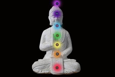 Yedi çakralı ve siyah arkaplanlı beyaz bir Buda.