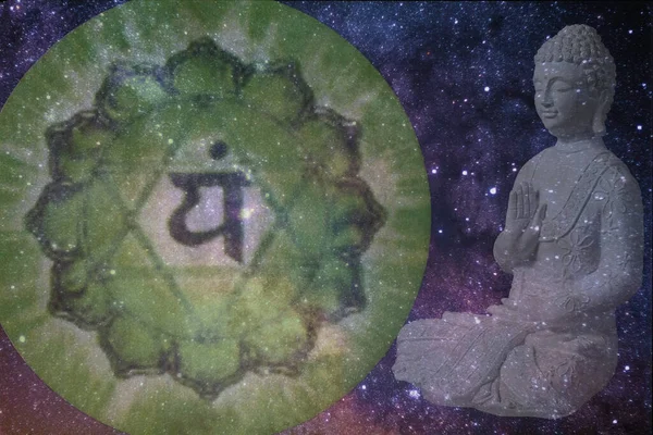 穴太チャクラのシンボルと宇宙を背景にした仏像 — ストック写真