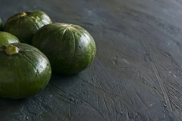 Une Citrouille Verte Sur Une Table Noire Texturée Ingrédients Alimentaires Image En Vente