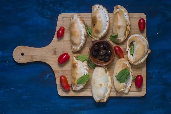Zeytin ve domatesli geleneksel Arjantin yemekleri. Empanadas Argentinas