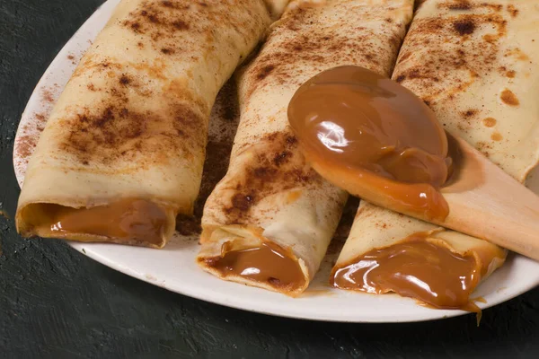 Arjantin 'den geleneksel krep. Dulce de leche