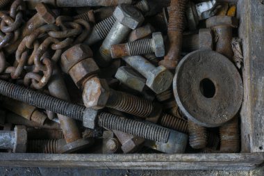 Eski ve paslı vida Bir araba atölyesinde ahşap bir kutu üzerinde