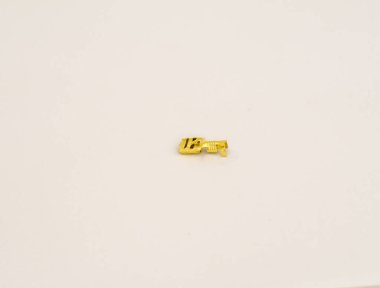 Beyaz arka planda bir elektrik terminali var.