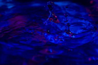 Suyun damlaları dalga oluşturur