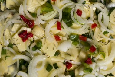 Yeşil ve biberli çiğ patates ve soğan dilimleri.