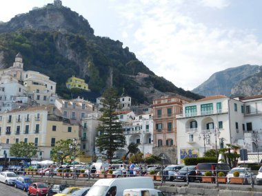 26 Nisan 2017. Amalfi, İtalya. Amalfi plajı manzarası ve Nisan 2017 'de bir bina.