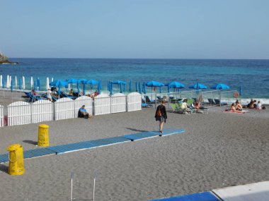 26 Nisan 2017. Amalfi, İtalya. Amalfi plajı. Nisan 2017 'de Amalfi plajı manzarası