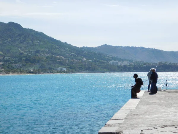 Cefalu, Sicilya, İtalya. 10 Mayıs 2017. Cefalu 'nun hasadında balık tutan iki adam.