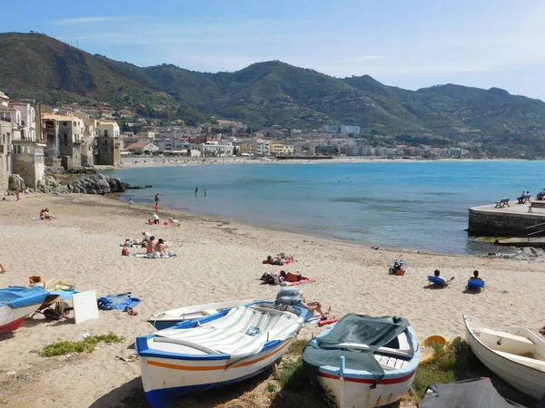 Cefalu Sicilia Italia Mayo 2017 Una Playa Cefalu Con Algunas —  Fotos de Stock