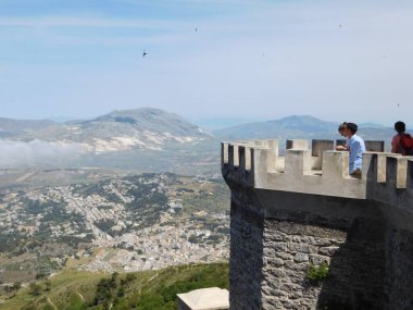 Erice, Sicilya, İtalya. 13 Mayıs 2017. Sicilya, Erice 'deki bir kaleden fantastik bir panoramik izleyen bir adam.
