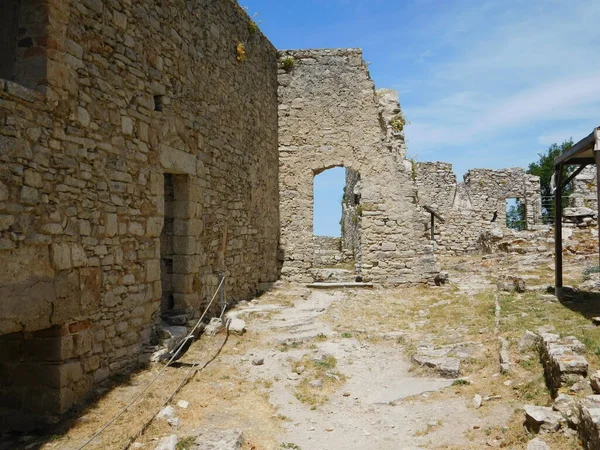 Erice, Sicilya, İtalya. 13 Mayıs 2017. Sicilya 'da Erice' nin kalesinin içindeki harabeler.