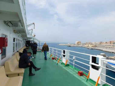 Messina Boğazı, İtalya, 26 Nisan 2017. San Giovanni Limanı 'ndan ayrılan gemideki insanlar Messina Boğazı' ndan geçiyorlar..