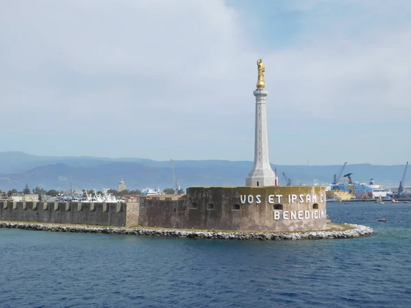 Messina, İtalya, 26 Nisan 2017. Messina 'da bir bakireyle bir anıt manzarası .