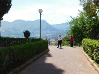 Monreale, Palermo, Sicilya, İtalya. 10 Mayıs 2017. Monreale 'de bir bahçede yürüyen insanlar.