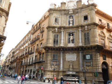 Sicilya, İtalya. 9 Mayıs 2017. Palermo 'da ünlü bir köşe. Quatro canti köşesi