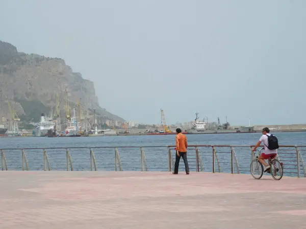 Palermo Sicilien Italien Maj 2017 Man Som Går Annan Cykel — Stockfoto