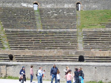 Pompei, Campania, İtalya. 24 Nisan 2017. Pompeii 'deki antik amfitiyatronun arenasında bir turist.