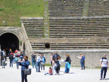 Pompei, Campania, İtalya. 24 Nisan 2017. Pompeii 'deki antik amfitiyatronun arenasında bir turist.