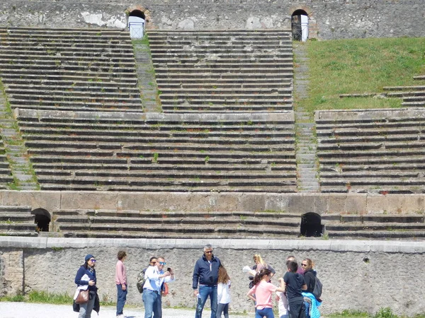 Pompei, Campania, İtalya. 24 Nisan 2017. Pompeii 'deki antik amfitiyatronun arenasında bir turist.