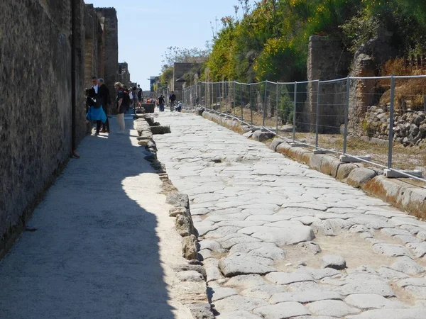 Pompei, Campania, İtalya. 24 Nisan 2017. Pompeii 'de eski bir cadde..