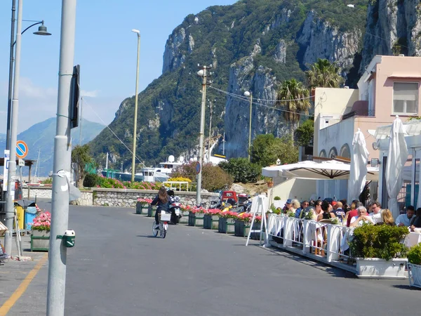 Capri, Campania, İtalya. 25 Nisan 2017. Capri 'deki liman manzarası