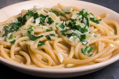 Galli soğan ve krema soslu makarna. Lezzetli yemek.