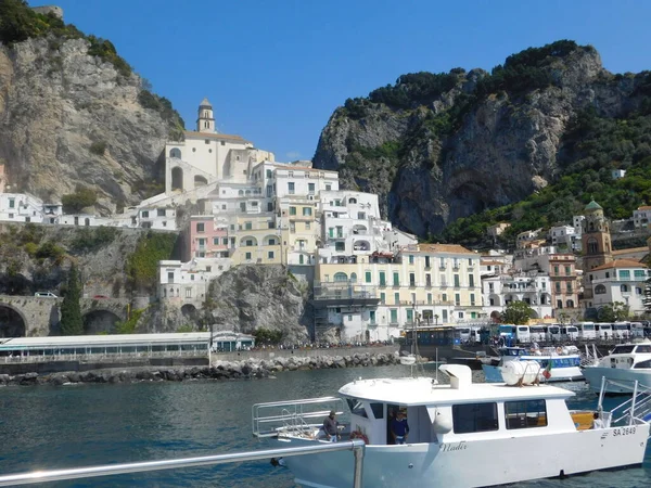 Pozitano, Campania. İtalya. 26 Nisan 2017. Bir tekneden Amalfy 'nin görüntüsü.