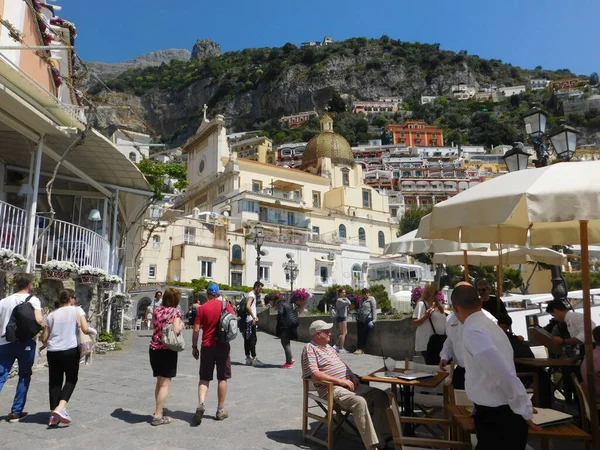 Pozitano, Campania. İtalya. 26 Nisan 2017. Positano 'da insanlar yürüyor..