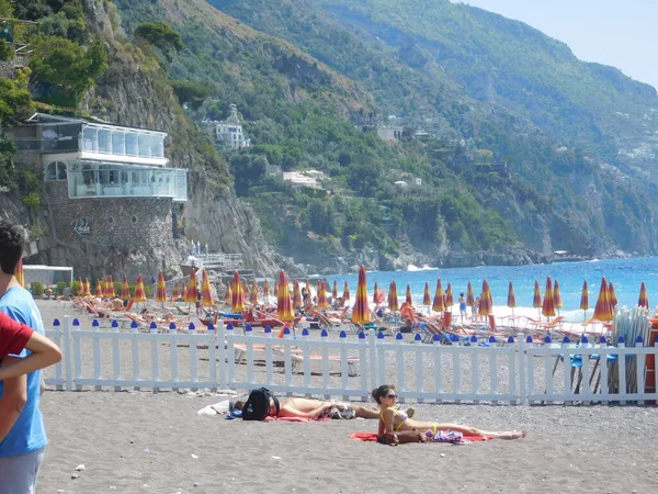 Pozitano, Campania. İtalya. 26 Nisan 2017. Positano plajında insanlar var..