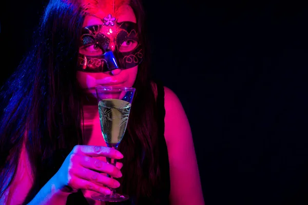 Mujer Con Máscara Sosteniendo Una Taza Licor Bar Fondo Negro —  Fotos de Stock