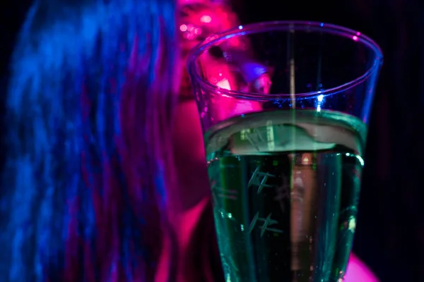 Une Tasse Alcool Une Femme Masquée Dans Bar Photos De Stock Libres De Droits